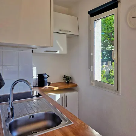 Near Tramway, & Airport - Air Conditioning & Free Wifi 公寓
