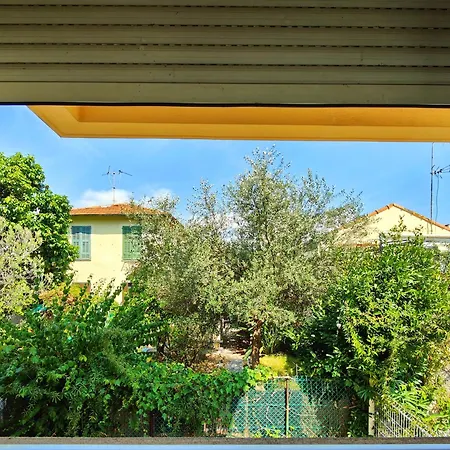 Studio Near Tramway, Beach & Airport - Air Conditioning & Free Wifi